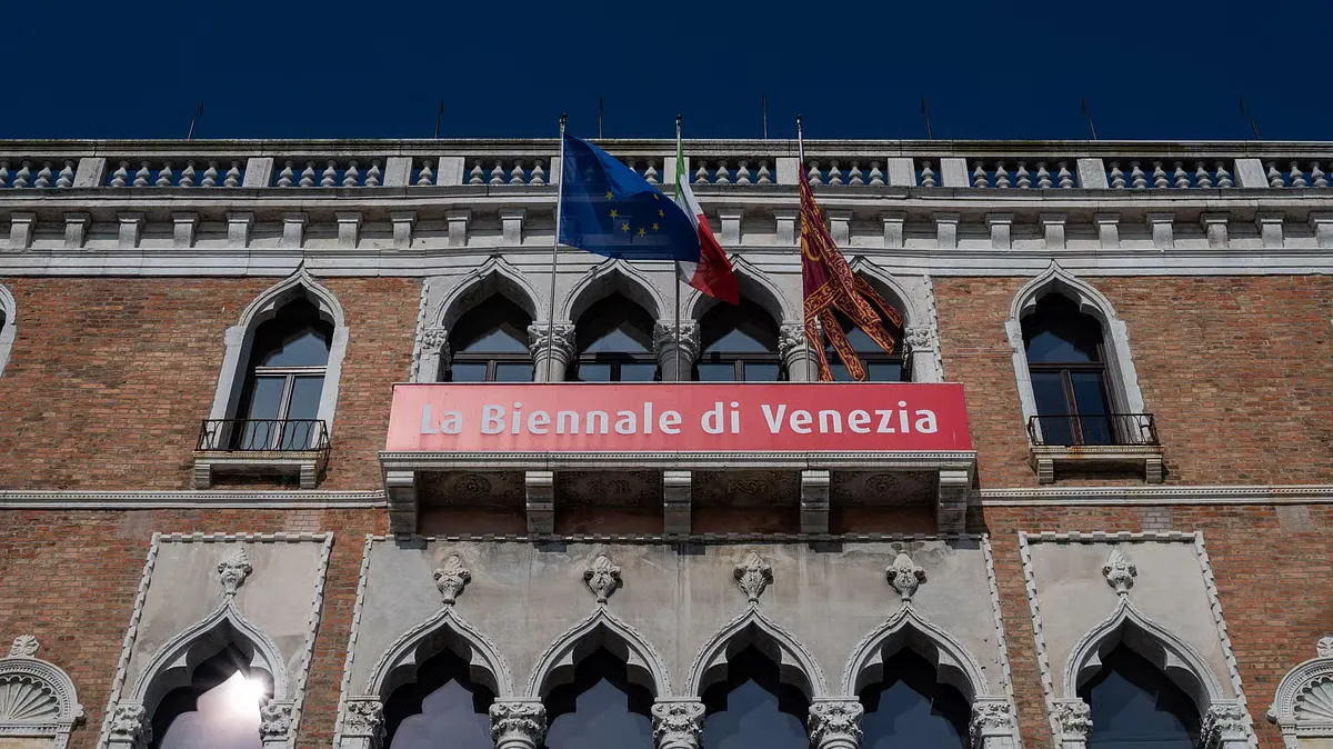 Еврокомиссия отменила грант в размере 2 млн евро для Венецианской биеннале современного искусства, выразив политическое несогласие с допуском официального российского павильона. На фоне решения продолжаются протестные инициативы и акции в поддержку коренных народов России.