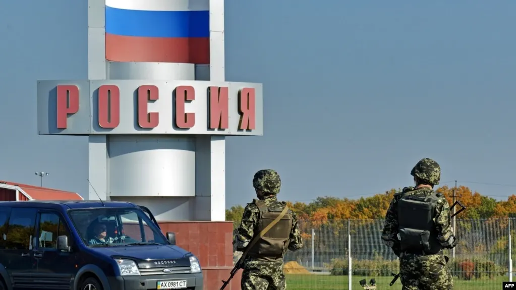 МВД подготовило поправки, которые позволят отказывать в экстрадиции иностранцев и лиц без гражданства, если им предоставлено убежище в России — от статуса беженца до политического. Новые правила могут затронуть в том числе обвиняемых за рубежом в кибератаках и шпионаже в пользу Москвы, а также переехавших в РФ ради «традиционных ценностей».