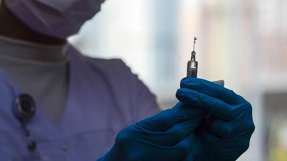 Российские ученые создают первый генотерапевтический препарат, нацеленный на блокировку рецептора RAGE, связанного с процессами клеточного старения. Разработку ведут в рамках национального проекта по сохранению здоровья с многотриллионным бюджетом.