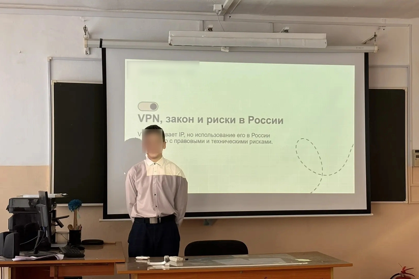 В школах разных регионов России начали проводить специальные уроки и «беседы по безопасному интернету», на которых учащимся и их родителям рассказывают о рисках использования VPN, утечке персональных данных и возможных юридических последствиях онлайн-активности.