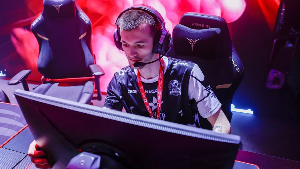 Лантратова предложила начать регулирование с введения прокатных удостоверений по аналогии с фильмами, чтобы поддержать разработчиков и ограничить «чуждые» ценности. Параллельно в Госдуме рассматривают законопроект и поправки о штрафах за запрещённый контент.