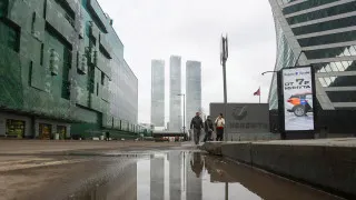 Около двух третей компаний в России заморозили расширение штата из‑за ослабления спроса на продукцию и услуги, при этом работодатели все чаще переходят на частичную занятость вместо прямых сокращений.