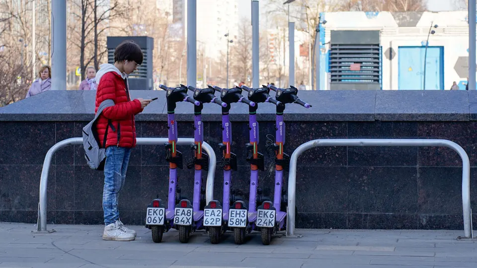 Столичный профильный вуз предложил ограничить аренду электросамокатов в Москве использованием государственного мессенджера Max и распространить контроль через него и на частных владельцев СИМ.