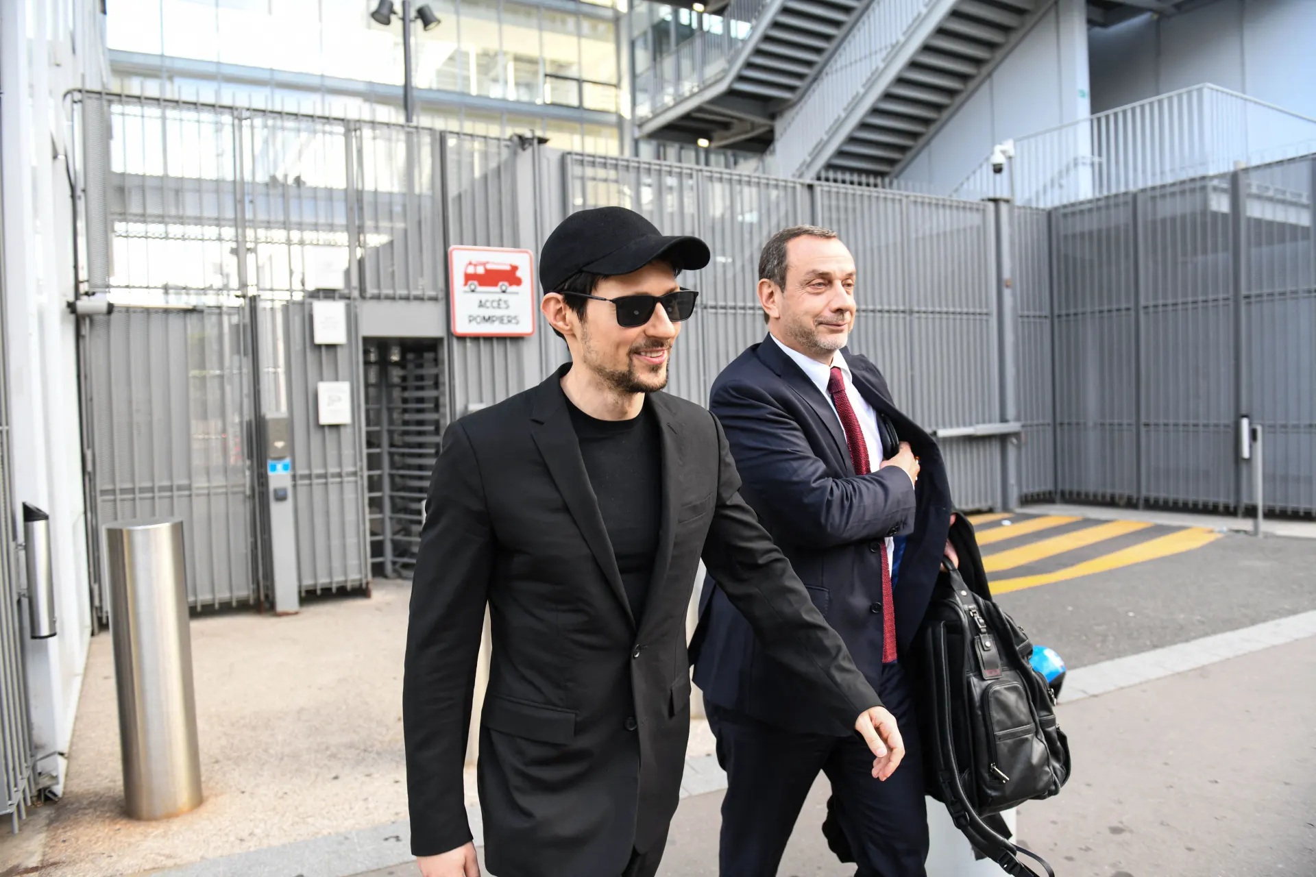 Основатель Telegram Павел Дуров представил сгенерированную нейросетью шансон-композицию «Свой живой интернет» о цензуре и обходе блокировок, а также сообщил, что на старый адрес пришло письмо со статусом «подозреваемый». На фоне продолжающегося давления на мессенджер в России усиливаются технические ограничения и сбои сервиса.