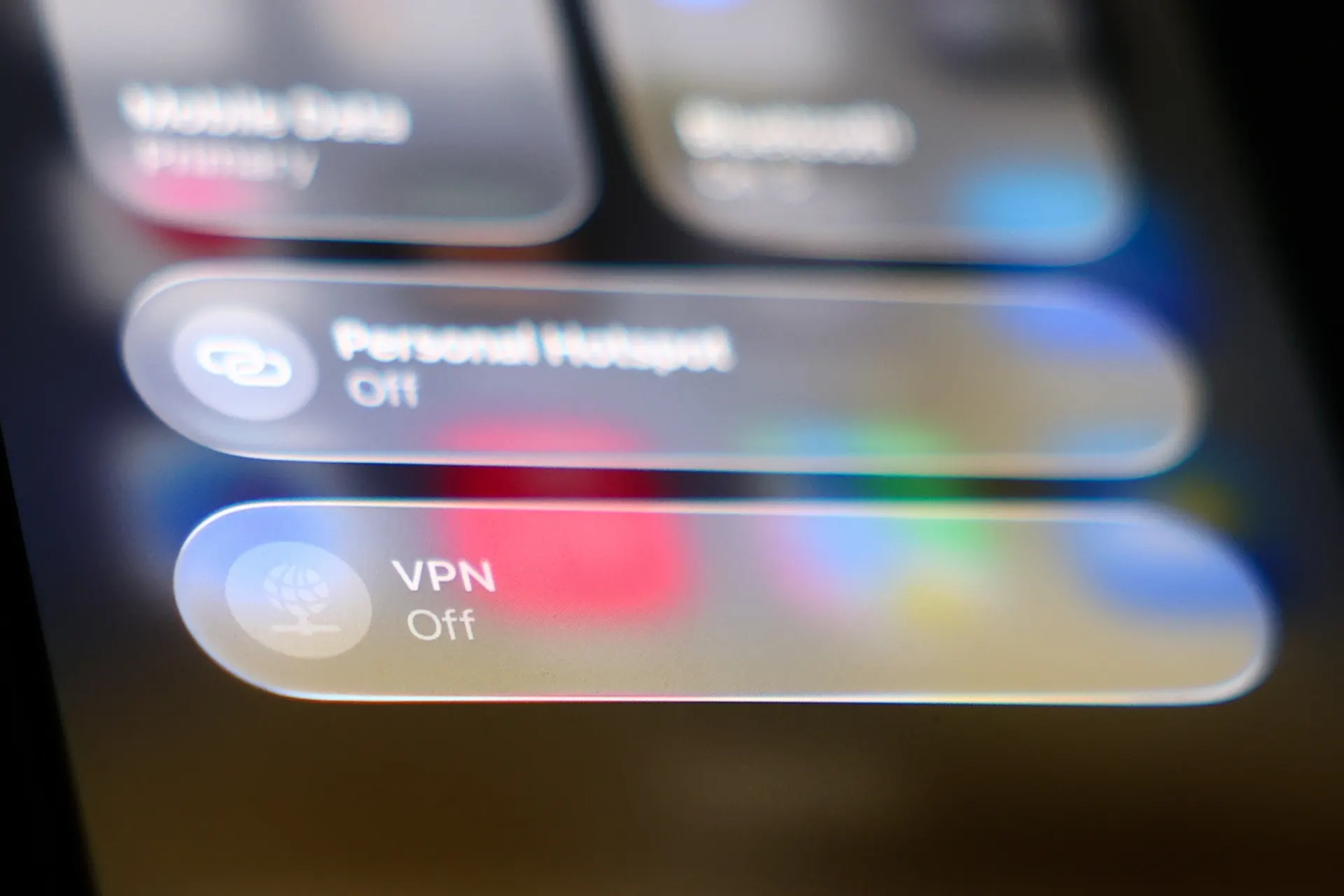 Пользователи отмечают, что маркетплейсы и некоторые сервисы начали открываться при активном VPN для части россиян, хотя для других доступ остаётся возможен только без него.