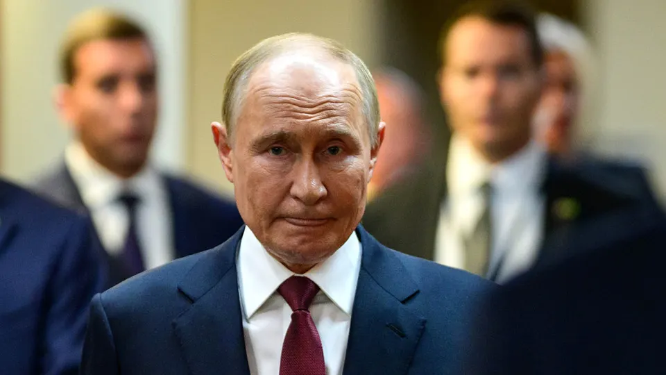 После серии ударов дронов по нефтяному терминалу в Туапсе Черноморское побережье России накрыл ядовитый смог и «нефтяные дожди», но федеральные власти публично почти не реагируют на происходящее.