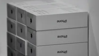 У российских продавцов накопились крупные запасы дорогих смартфонов Apple и Samsung из‑за ослабления спроса: спрос на электронику падает, ритейлеры распродают флагманы с существенными скидками и готовятся делать ставку на более бюджетные китайские модели.