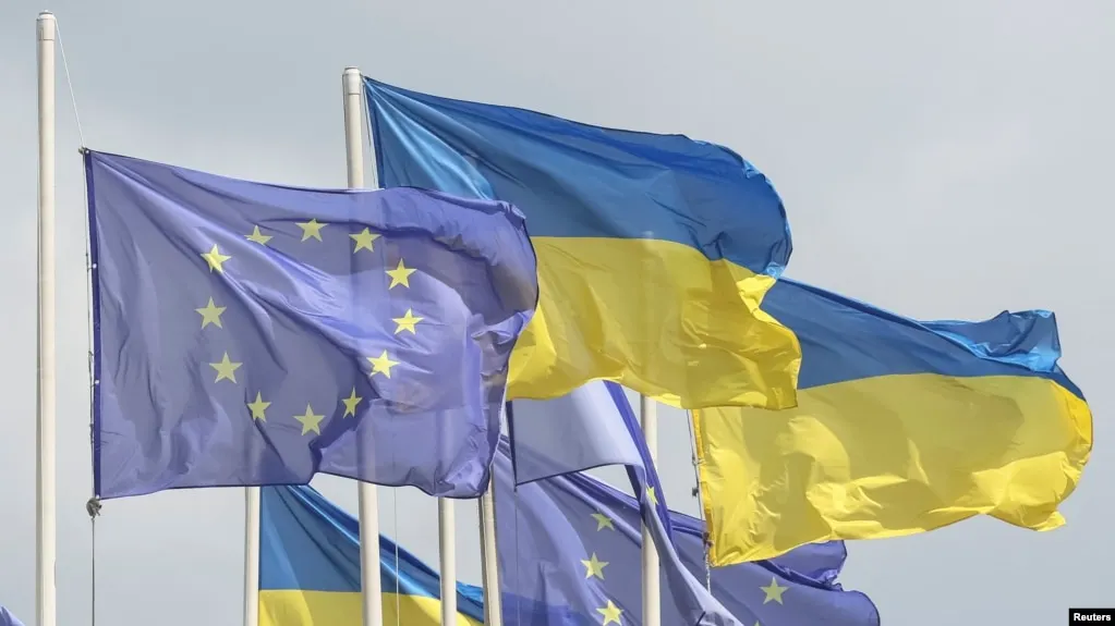 Евросоюз единогласно согласовал изменения в бюджете для кредита Украине на 90 млрд евро и утвердил 20-й пакет санкций против России. Первый транш Киев ожидает в конце мая – начале июня.