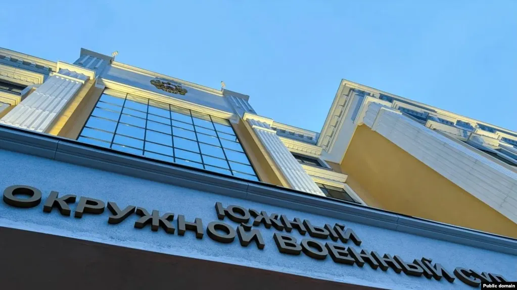 Южный окружной военный суд назначил трём молодым людям из Ростова-на-Дону сроки от восьми до десяти лет лишения свободы по делу о подготовке поджога военкоматов. Обвиняемые будут отбывать наказание в колонии строгого режима, первые три года — в тюрьме.