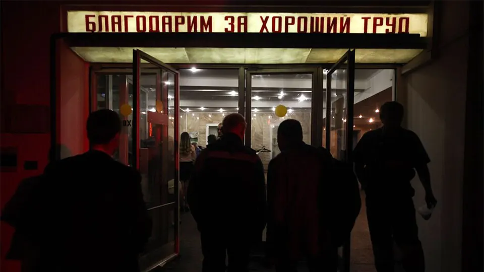 По данным Роструда, к увольнению в России рекомендованы свыше 105 тысяч работников бюджетной сферы. Сокращения затронут в первую очередь Москву и ряд регионов, а причиной называют острую нехватку средств и курс на повышение производительности труда.