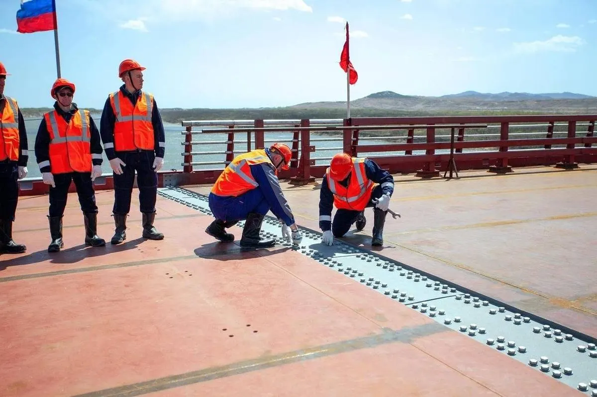 Россия и КНДР планируют в июне 2026 года открыть первый прямой автомобильный мост через реку Туманная. Новый переход и модернизированный пункт пропуска «Хасан» должны увеличить взаимную торговлю и пропускную способность границы.