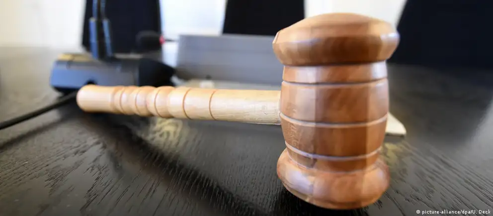 Суд признал фотографию демонстрацией запрещённой символики; в основе дела — рапорт сотрудника Центра по противодействию экстремизму. Верховный суд ранее признал «международное движение сатанизма» экстремистским.