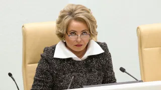 Спикер Совета Федерации Валентина Матвиенко назвала «обезлюживание территорий» стратегической угрозой и предложила рецепт спасения демографии: переселение из мегаполисов в большие дома по всей стране, многодетные семьи и обязательную высадку цветов во дворах на фоне рекордного падения рождаемости.