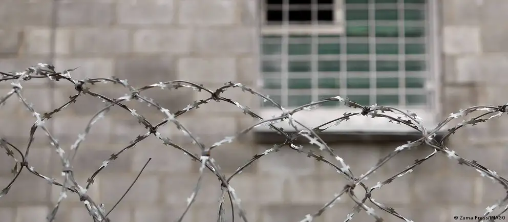 64‑летний бывший шахтёр и профсоюзный активист отбывал срок по делу об «оправдании терроризма» из‑за комментария в соцсетях. По сведениям активистов, причиной смерти стали проблемы с сердцем; ранее он жаловался на серьёзные проблемы со здоровьем и участвовал в апелляции.