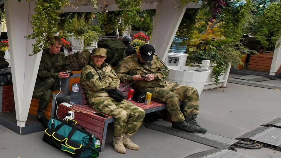 В России расширен пакет льгот для семей погибших участников войны против Украины и ветеранов СВО: супругам предоставят отдельную квоту на поступление в вузы и колледжи без экзаменов, ветеранов обязаны оставлять на работе при сокращениях, а родственникам раненых росгвардейцев оплатят проезд к месту лечения и обратно.