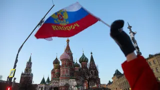 На фоне спада ВВП, снижения спроса и повышения налогов в России стремительно растут неплатежи между компаниями: просроченная задолженность бизнеса перед поставщиками и контрагентами превысила 8,2 трлн рублей, что эквивалентно почти 4% ВВП.