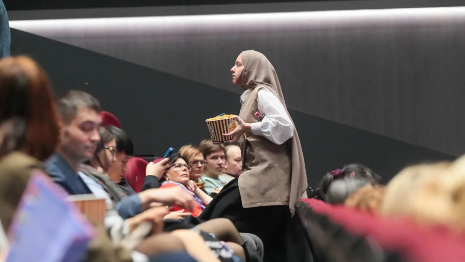 Ассоциация владельцев кинотеатров призвала с 30 апреля по 11 мая не показывать зарубежные фильмы без прокатного удостоверения, чтобы дать приоритет российским картинам и поддержать выход фильма «Литвяк».