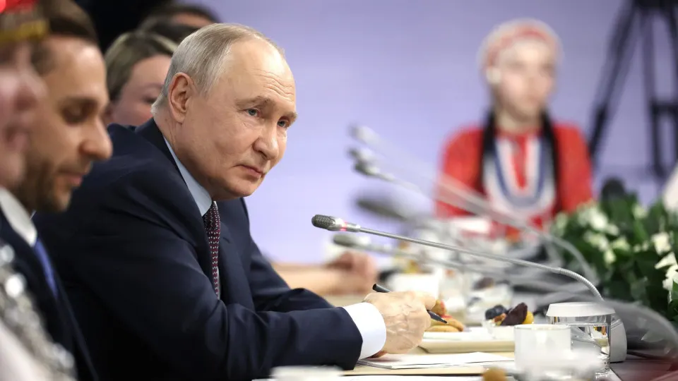 На встрече с представителями коренных народов президент подтвердил, что проект моста на Сахалин остаётся в повестке, хотя строительство и сопутствующая инфраструктура потребуют больших затрат.