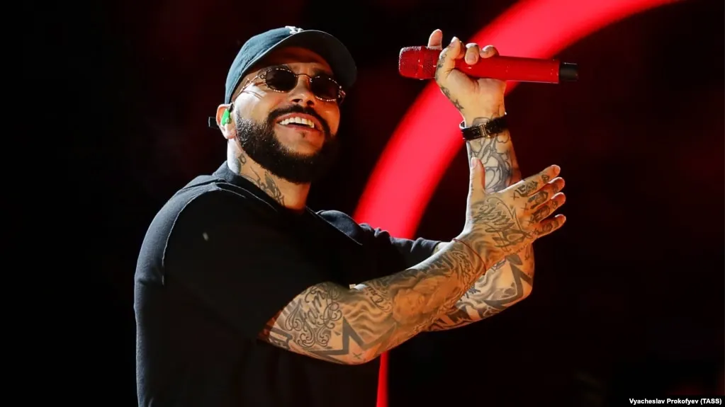 Евросоюз утвердил 20‑й пакет ограничительных мер из‑за войны России против Украины, включив в санкционный список российского исполнителя Тимати, директора Эрмитажа Михаила Пиотровского, военного чиновника Алексея Ртищева и несколько крупных нефтяных компаний.