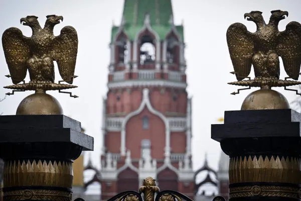 В ряде фильмов на российских стриминговых сервисах появились уведомления о том, что из картин удалены или скрыты фрагменты из‑за требований законодательства.