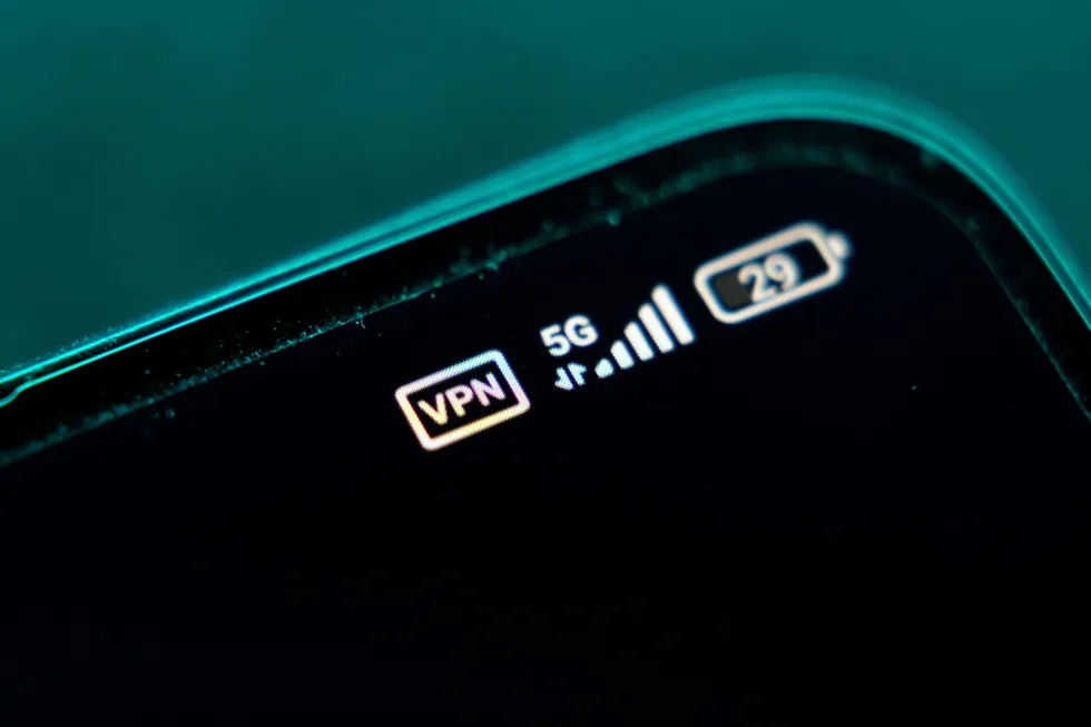 Отраслевое объединение «Отечественный софт» направило в правительство РФ обращение с критикой нынешней политики блокировок и ограничений VPN. Разработчики предупреждают о системных сбоях в работе Рунета, рисках для ИТ-отрасли и росте недовольства, а также предлагают создать совместный орган с участием профессионального ИТ‑сообщества для выработки новой, более взвешенной политики.