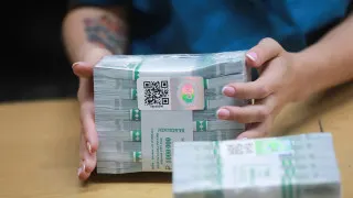 За одну неделю апреля объём наличных в обращении вырос на 240 млрд рублей до почти 19,9 трлн: граждане снимают деньги из‑за перебоев мобильного интернета, ужесточения блокировок карт и планов расширить налоговый контроль за банковскими переводами.