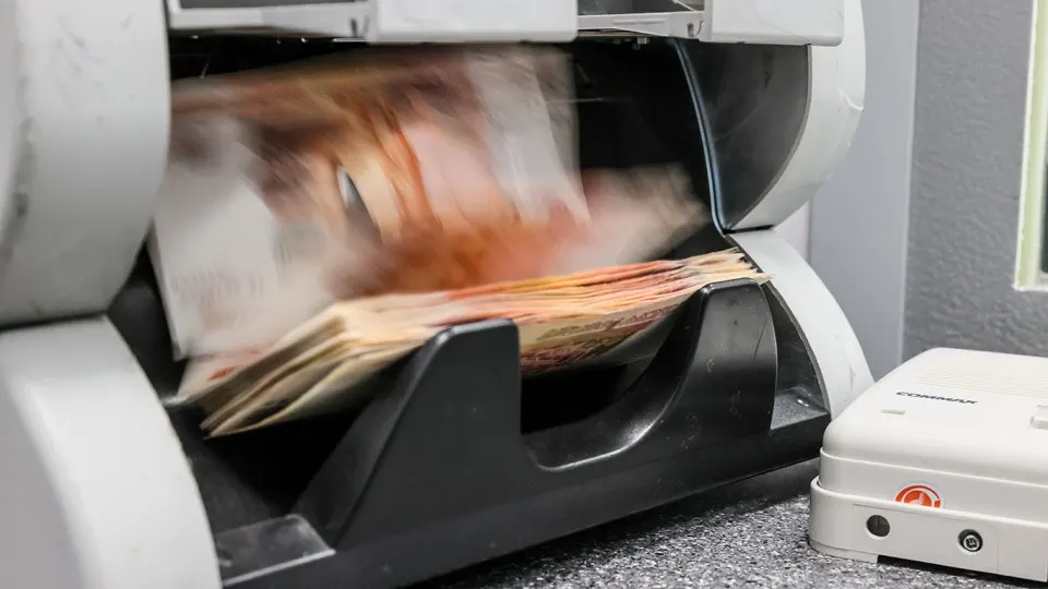 Сальдированная прибыль бизнеса в начале года составила 3,4 трлн руб. — на 33,1% меньше, чем годом ранее. Спад носит широкий характер и затрагивает большинство несвязаных с ЖКХ и военной сферой отраслей.