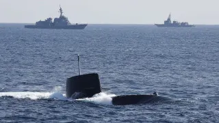 Правительство Японии кардинально пересмотрело послевоенную доктрину и разрешило экспорт летального оружия, открыв путь к поставкам ракет, боевых кораблей, подлодок и самолетов за рубеж, включая отдельные исключительные случаи для зон конфликтов.