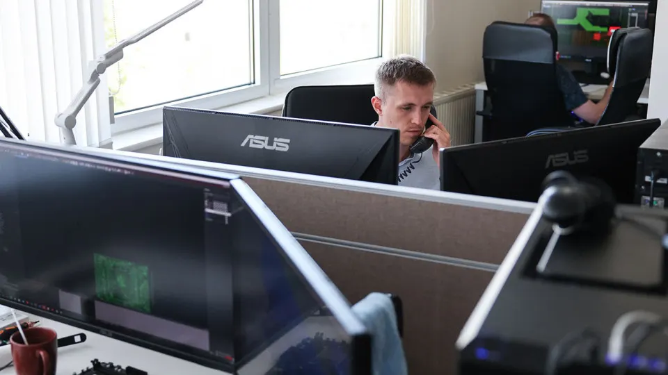 Исследование рынка показало, что значительная часть российских компаний продолжит использовать зарубежное программное обеспечение как минимум до 2030–2031 годов, тогда как в Госдуме обсуждают ужесточение требований по переходу на отечественный софт и возможные ограничения для коммерческого сектора.