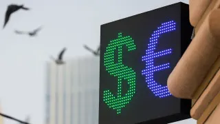 Официальный курс доллара опустился до минимума с февраля 2023 года, рубль поддерживают высокие цены на нефть и приостановка бюджетного правила.