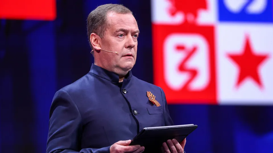 Федеральный список одобренных для школ учебников пополнился пособиями по обществознанию для старших классов, главным редактором которых стал заместитель председателя Совета безопасности Дмитрий Медведев; учебники прошли государственную экспертизу и рекомендованы к использованию.