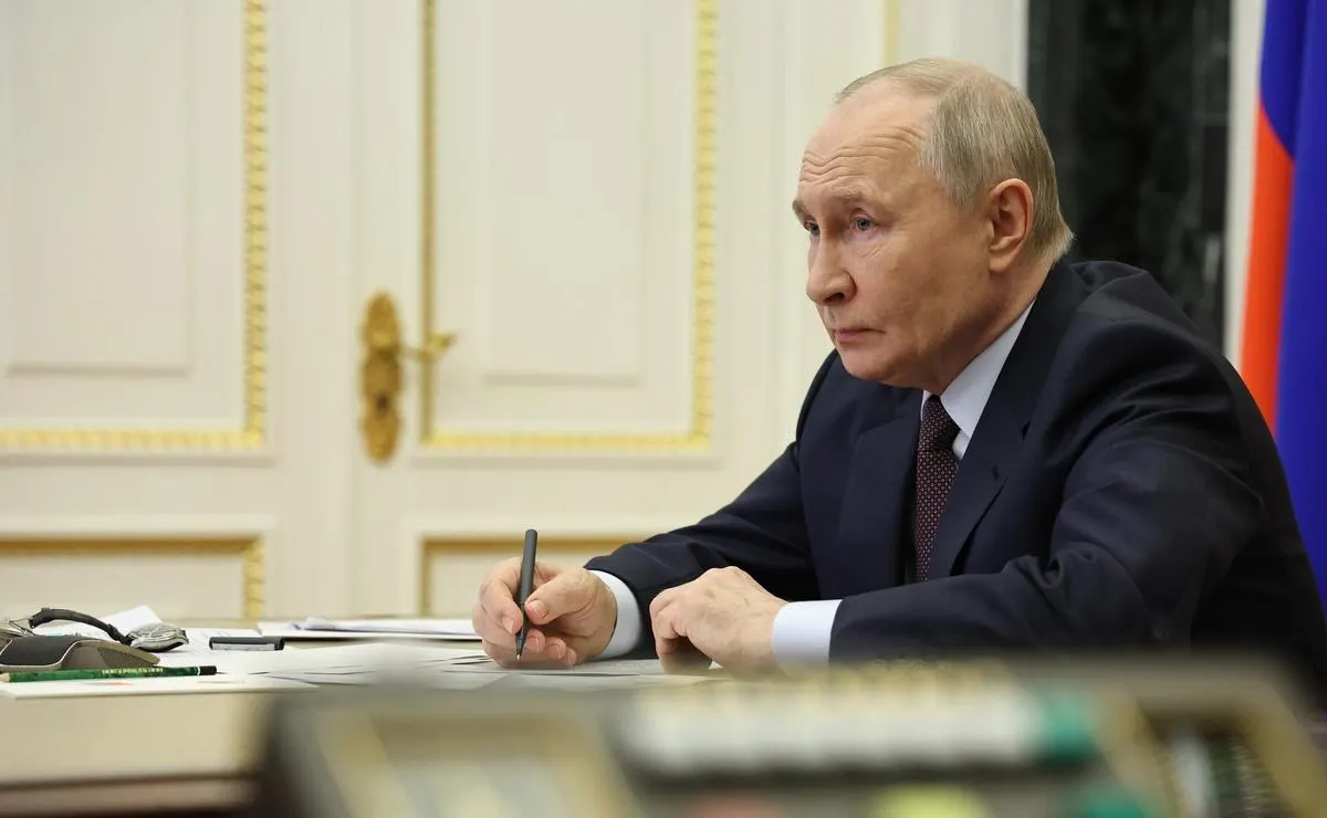 Президент России заявил, что при угрозе терактов приоритетом останется безопасность граждан, а не бесперебойная работа интернета. Сообщать людям о блокировках, по его мнению, следует уже после завершения спецопераций спецслужб.