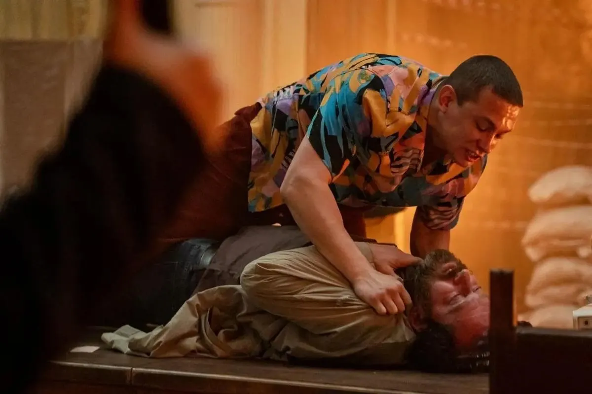 Минюст счёл в материале третьего сезона «Метода» элементы, дискредитирующие традиционные духовно‑нравственные ценности; сервисы получили распоряжение без подробных формулировок — это вызывает обеспокоенность у создателей жанрового кино.