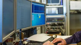 Минцифры подготовило поправки в КоАП: ведомства, госкомпании и организации с госучастием будут получать штрафы за несвоевременный отказ от иностранного ПО и оборудования на объектах критической инфраструктуры, а также за нарушения при их учете и устранении выявленных регулятором ошибок.