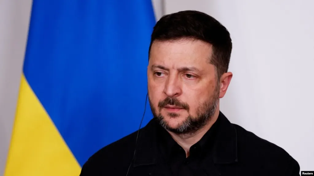 Президент Украины заявил, что предлагаемое перемирие к празднику может быть использовано для обеспечения проведения парада и затем обернуться возобновлением атак; при этом он поддерживает гуманитарные инициативы, защищающие гражданских и способствующие обменам пленными.