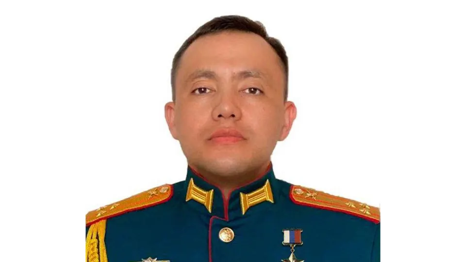 В военном гарнизоне села Князе‑Волконское‑1 28 апреля заложенное в почтовый ящик взрывное устройство привело к гибели командира батальона и ранениям. Состояние самого генерала пока не сообщается. Омурбеков ранее обвинялся в преступлениях во время оккупации Бучи и находится под международными санкциями.