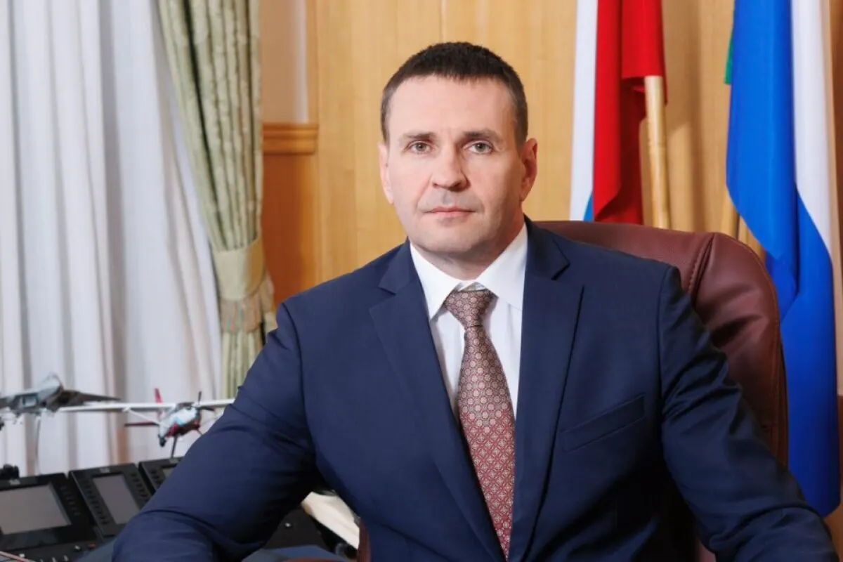 Дмитрий Демешин сообщил, что часть частных поставщиков сейчас направляет ресурсы на помощь СВО, поэтому регион временно не может оперативно приобрести недостающие аппараты МРТ; жители вынуждены ездить за обследованиями десятки километров.