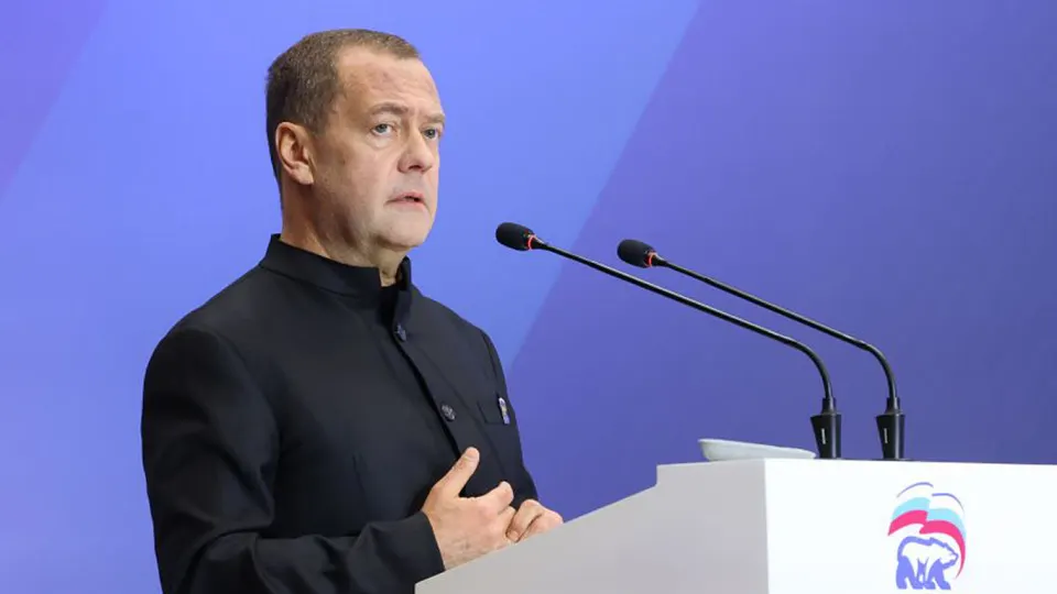 Зампред Совбеза Дмитрий Медведев заявил, что ядерный апокалипсис «реально возможен», и призвал быть готовыми; тем временем договор СНВ‑III истёк, а стороны обсуждают дальнейшие шаги и возможное временное соблюдение его условий.