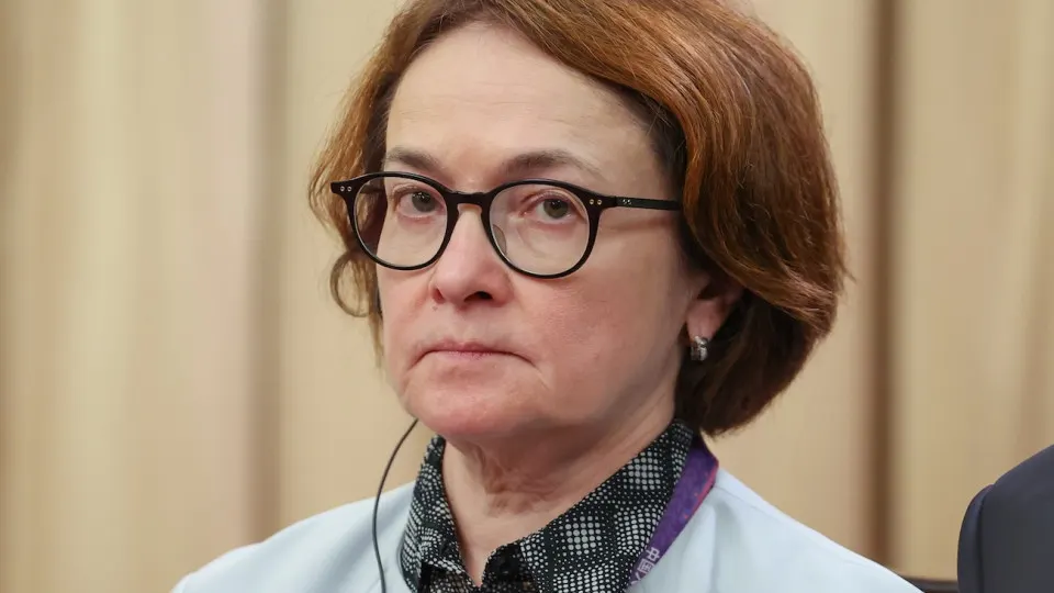 Центробанк сообщил о замедлении российской экономики в начале 2026 года, связав спад с неблагоприятной погодой, изменениями в налогах и снижением потребительского спроса, несмотря на ожидаемый рост нефтяных доходов.