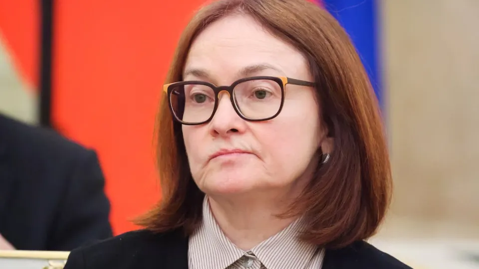 Банк России повысил прогноз цены нефти и ожидает десятки миллиардов долларов дополнительной выручки от экспорта, но ВВП, потребление и инвестиции почти не вырастут, а ключевая ставка останется двузначной из‑за усиливающихся инфляционных рисков.