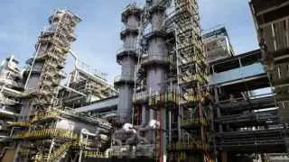 Сызранский нефтеперерабатывающий завод временно прекратил переработку нефти после атаки беспилотников: ключевая установка первичной переработки выведена из строя, ремонт может занять до двух недель.