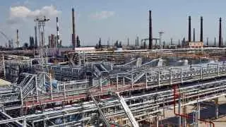 Серия атак БПЛА привела к остановке переработки нефти на Туапсинском, Новокуйбышевском, Саратовском, Киришском и нижегородском нефтеперерабатывающих заводах, что затронуло ключевые мощности по выпуску бензина и дизтоплива.