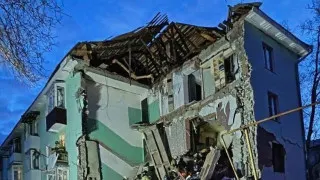 В Сызрани украинский беспилотник попал в жилую многоэтажку, обрушив часть подъезда. Спасатели извлекли из-под завалов 11 человек, среди них двое детей. Ночью в ряде регионов России зафиксирована массированная атака дронов, временно ограничивалась работа аэропортов.