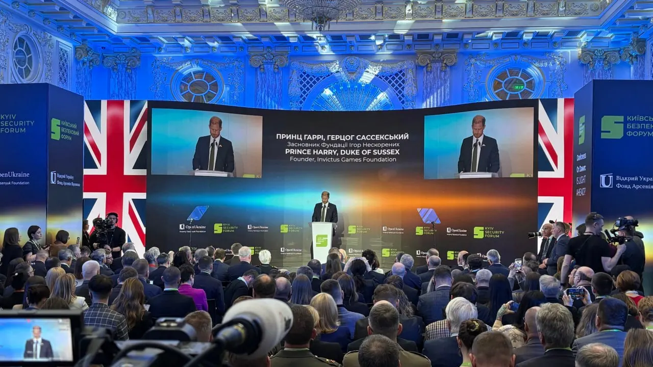 Герцог Сассекский, прибывший в Украину как частное лицо, на форуме в Киеве обратился к Владимиру Путину с призывом прекратить боевые действия и напомнил США об обещаниях по защите украинского суверенитета после отказа страны от ядерного оружия.