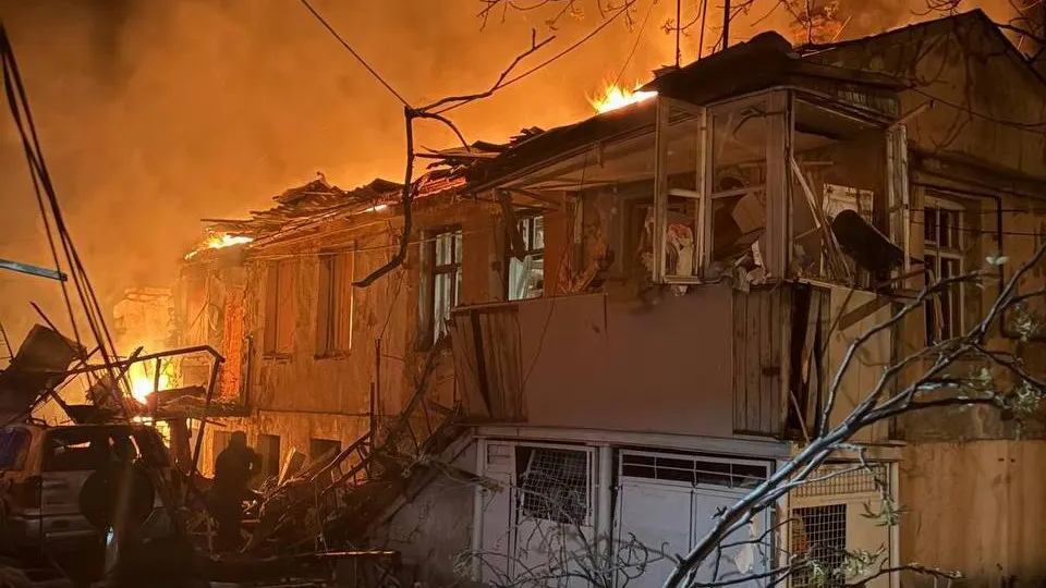 Российские беспилотники ночью атаковали Одессу: повреждены жилые дома, есть погибшие и раненые. В операции по ликвидации последствий участвуют более 140 спасателей, продолжаются эвакуация и разбор завалов.