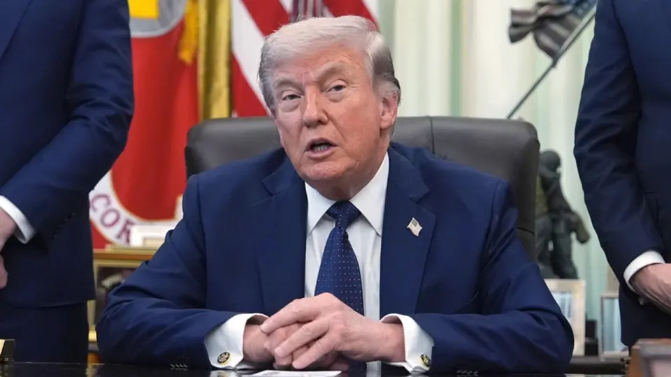 После телефонного разговора с российским лидером президент США заявил, что предпочёл бы, чтобы Россия помогла прекратить боевые действия в Украине, а не участвовала в обогащении урана для Ирана. Также он подтвердил готовность сохранять морскую блокаду, пока Тегеран не согласится на условия Вашингтона. В Кремле сообщили о готовности объявить временное прекращение огня 9 мая — инициативу, по словам помощника президента, поддержал американский лидер.