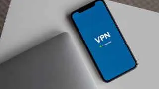 Участники рынка VPN предупреждают о скором ограничении оплаты сервисов с российских банковских карт и риске масштабных блокировок серверов на фоне ужесточения законодательства для хостинг‑провайдеров.