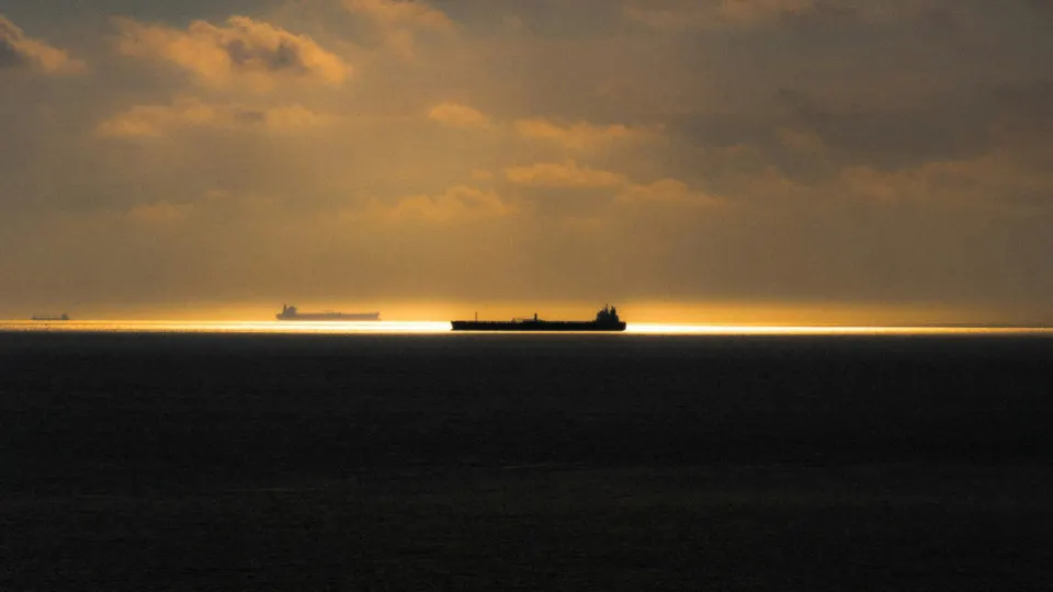 Ужесточение досмотров в Швеции и заявления властей Великобритании заставили часть танкеров с российской нефтью менять привычные маршруты, обходя шведские воды и Британские острова более долгими и расходными путями.