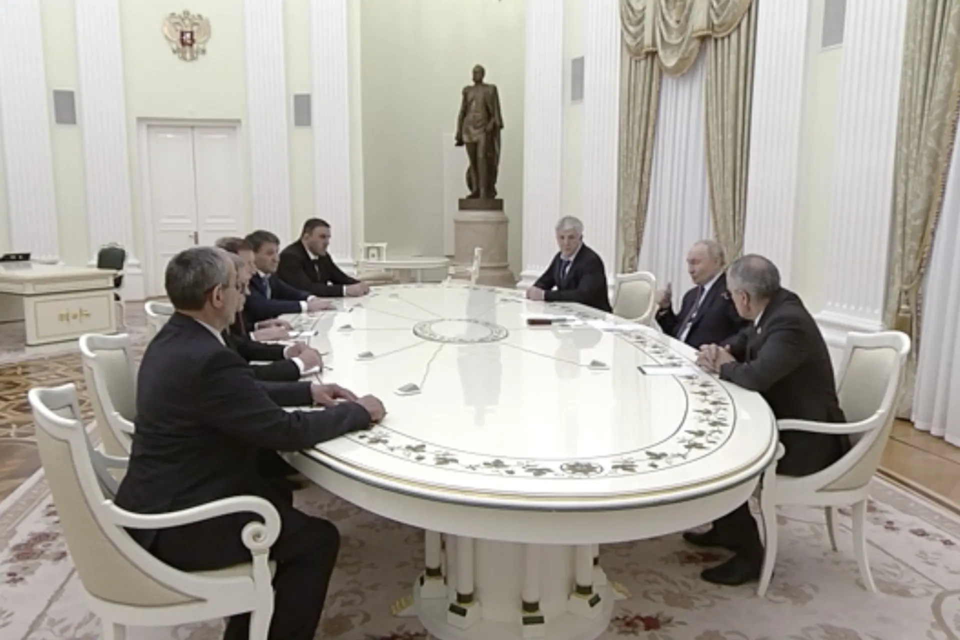 Президент объявил об отставке Сергея Меликова на встрече с парламентариями. В качестве возможного нового главы республики назван судья из Нижегородской области Фёдор Щукин, а кандидатом на пост премьера — замполпреда по Дальнему Востоку Магомед Рамазанов. Эксперты отмечают необычную форму объявления и попытки снизить межэтническую напряжённость.