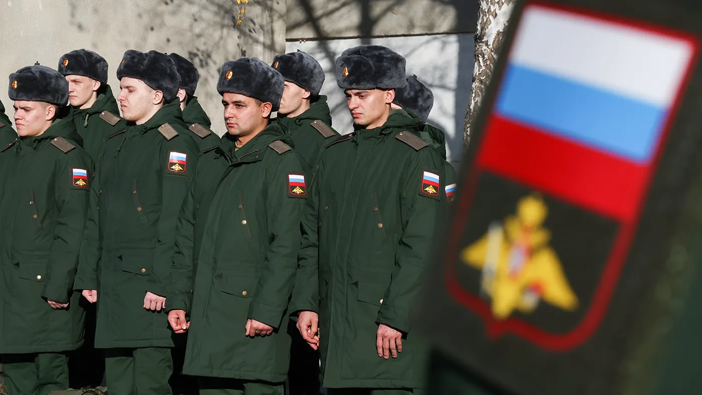 21‑летний срочник пропал без вести после боевого задания; мать добилась признания контракта незаконным и требует признать сына умершим. По факту принуждения к заключению контрактов возбуждено уголовное дело, при этом практика, как сообщают сослуживцы и родственники, продолжается.